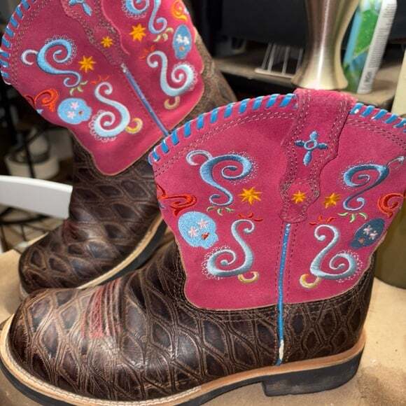 Ariat Embroidered Cowboy Boots Sz 6 - Picture 1 of 9